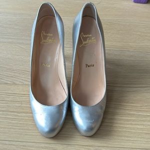 Louboutin - size 9 - simple pumps